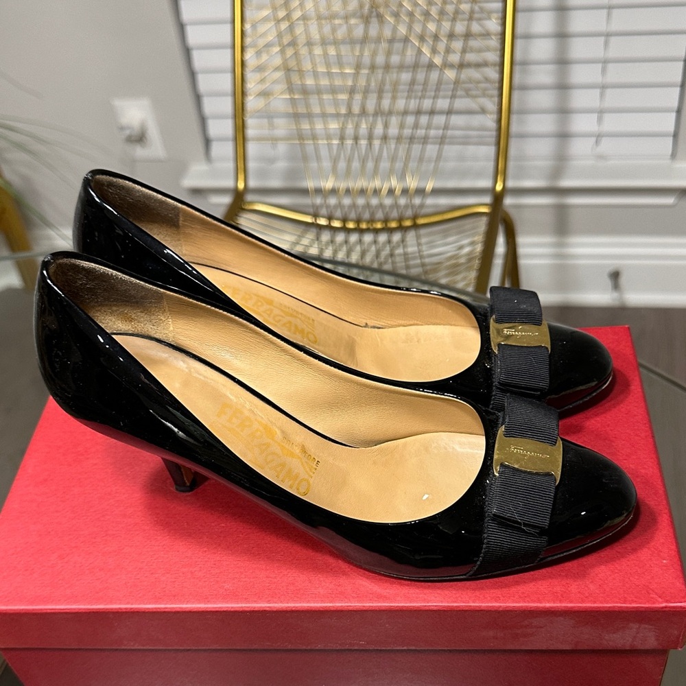 Salvatore Ferragamo Black Patent Leather Bow Pumps with Gold Plate - Picture 6 of 7
